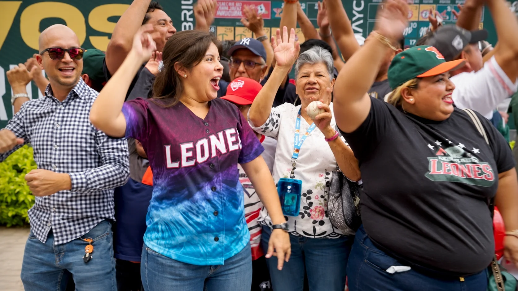 Aficionados de los Leones celebrando una experiencia en el estadio